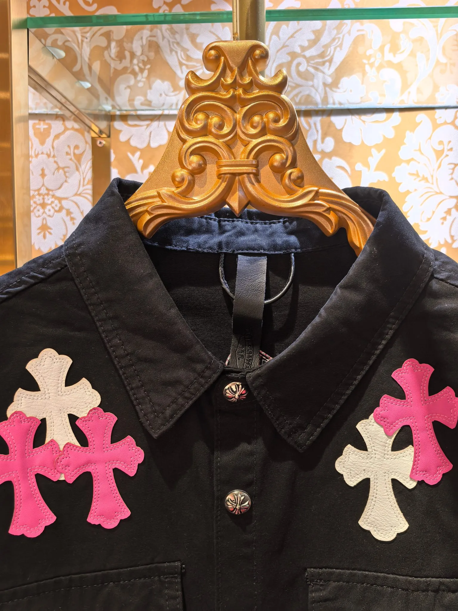P480 Chrome Hearts advanced custom model, Chrome Hearts patchwork leather denim jacket, twill denim custom fabric, cross patchwork leather is all imitation lambskin, all dyed to completely restore no color difference, the inner leather label is first-layer calfskin, all hardware is 925 silver plated, it is the highest version, you get what you pay for, the same size for men and women, size S M L XL.
